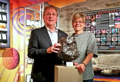 Inhaber des Meteorite-Museum Stephan & Gabriele Decker mit dem Highlight und Herzstück der Ausstellung, ein 43 kg schwerer Campo del Cielo Eisenmeteorit aus Argentinien.